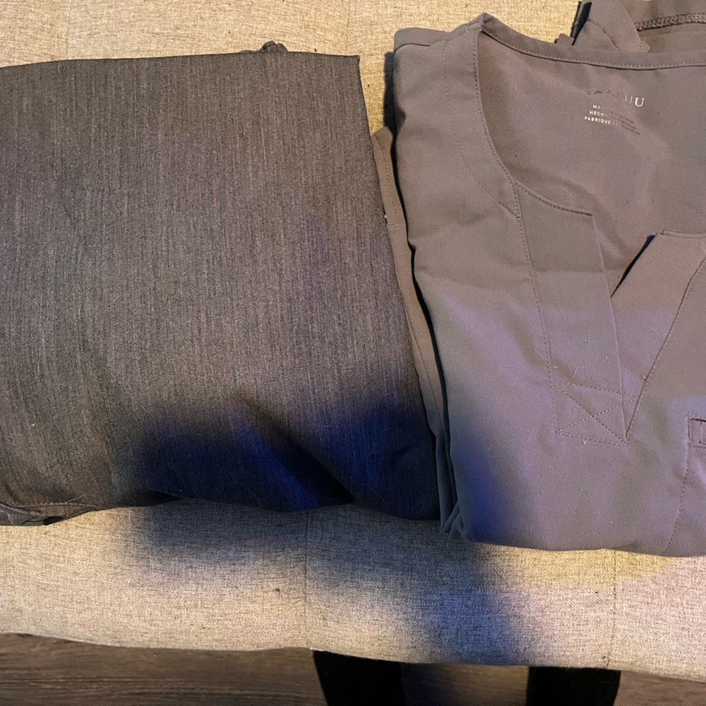 Jaanuu scrub set